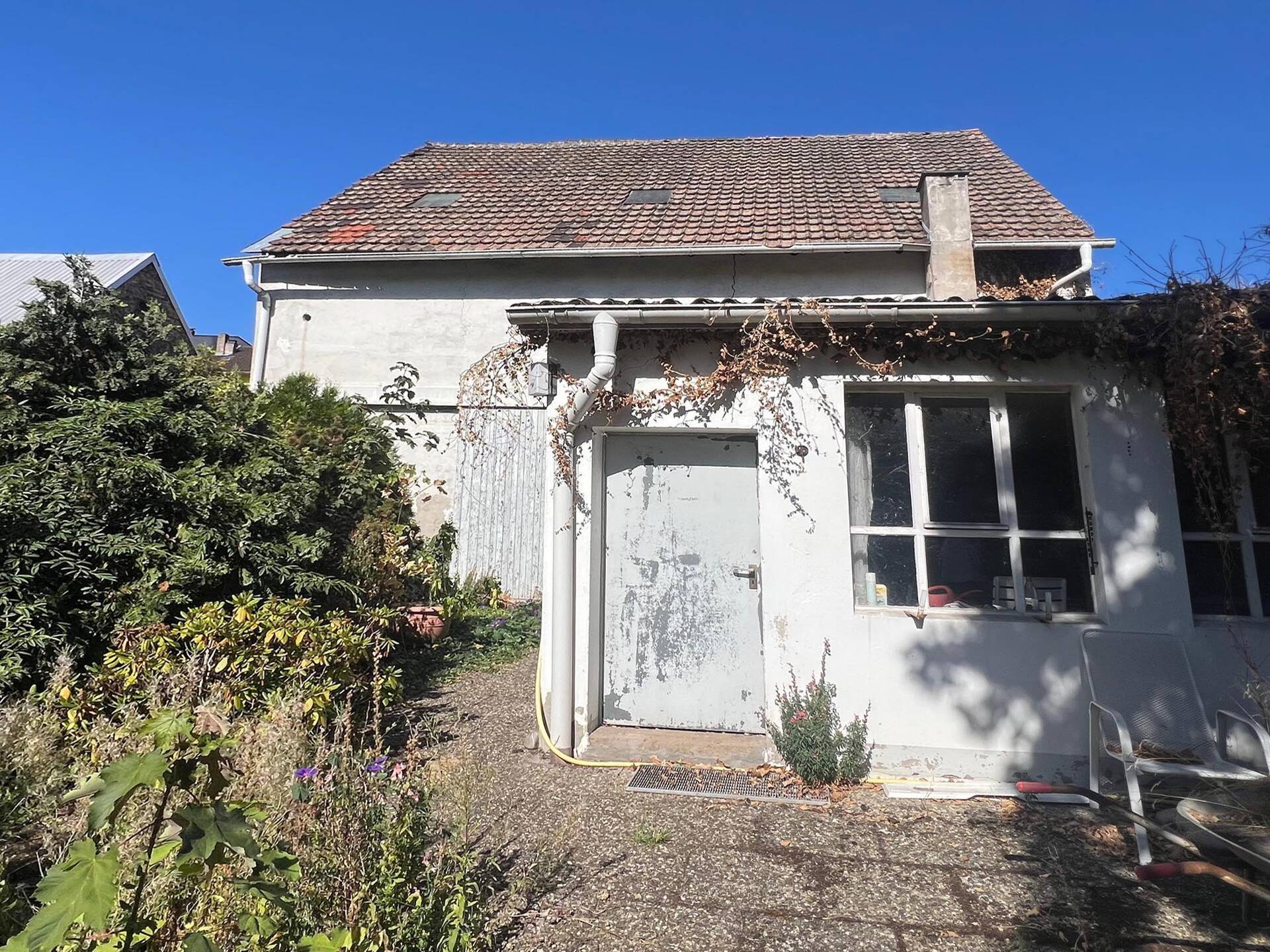 Immobilienangebot - Mannheim / Neckarau - Alle - Gepflegtes Mehrfamilienhaus mit großem Grundstück und Entwicklungspotenzial!