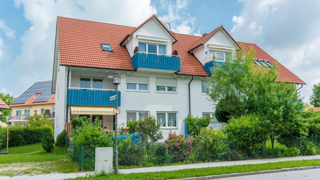 Immobilienangebot - Altdorf / Pfettrach - Alle - PROVISIONSFREI für den Käufer - Eigentumswohnung mit Carport in kleiner Wohnanlage in Pfettrach