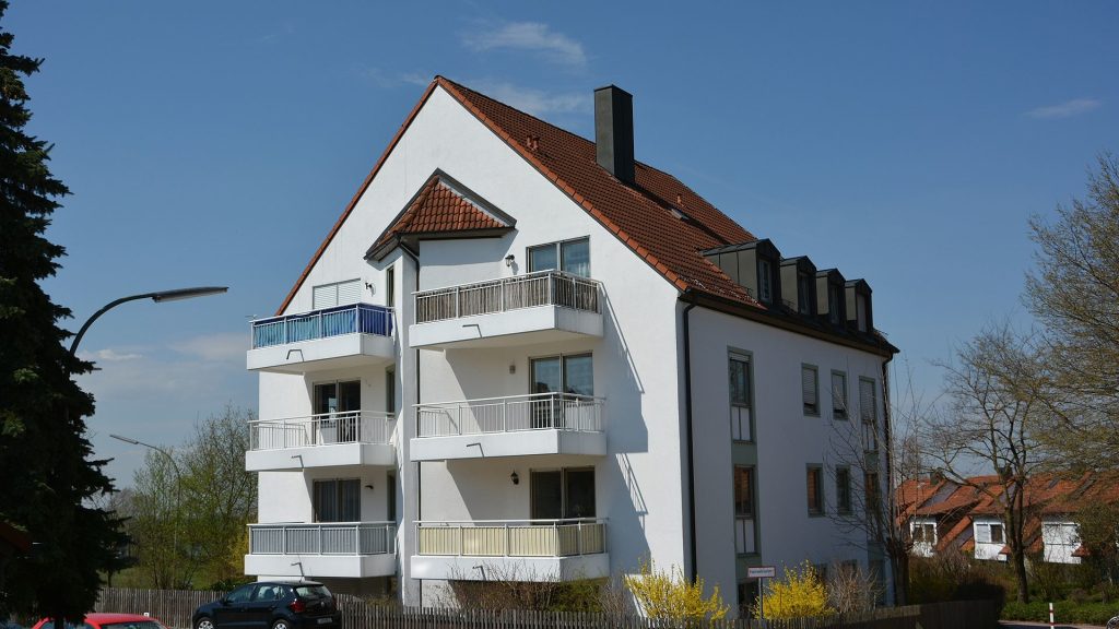 Immobilienangebot - Landshut - Alle - PROVISIONSFREI für Käufer - Dach-ETW m. Einbauküche, Bad m. Fenster, TG-Stellplatz, LA-Englberg
