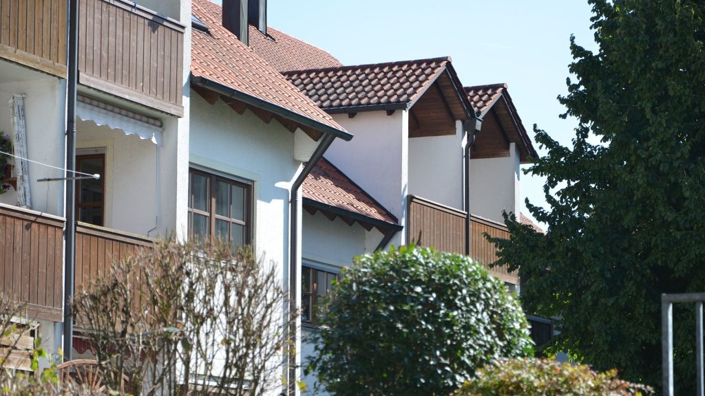 Immobilienangebot - Ergolding - Alle - PROVISIONSFREI für Käufer - großzügige 3 1/2-Zimmer-Dach-ETW mit TG-Stellplatz und Einbauküche