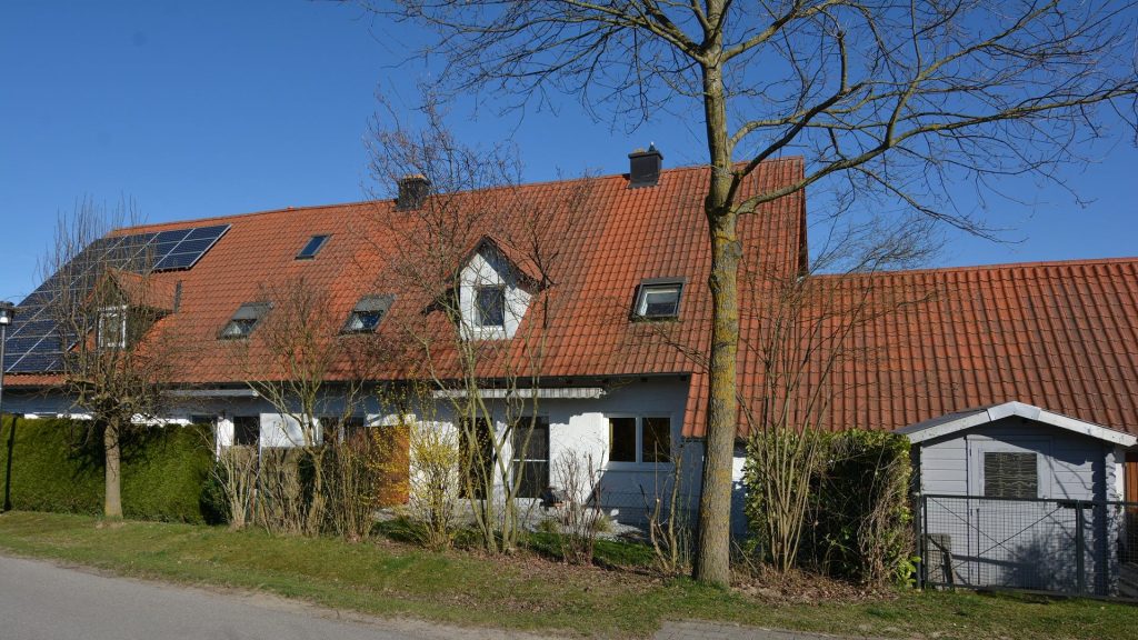 Immobilienangebot - Kumhausen - Alle - PROVISIONSFREI für Käufer, Reiheneckhaus in Kumhausen-Preisenberg mit Garage, Stellplatz, EBK