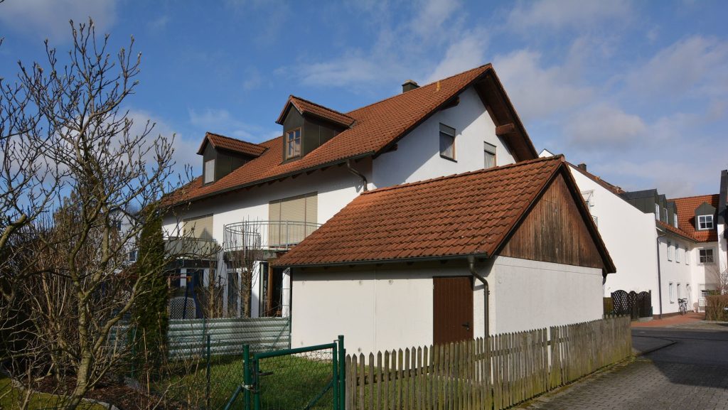 Immobilienangebot - Ergolding-Piflas - Alle - Vermietete ETW, geteilt in zwei Wohnungen m. Garage u. Gärtchen in Piflas KEINE KÄUFERPROVISION