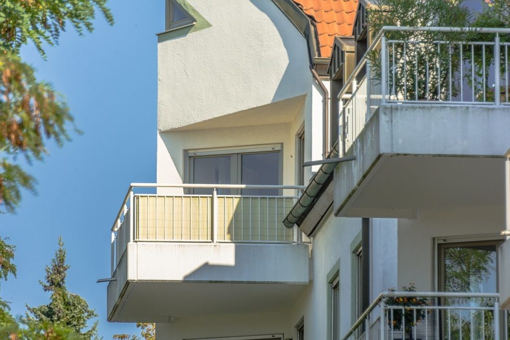Immobilienangebot - Landshut - Alle - PROVISIONSFREI für Käufer - Traum-Ausblick vom 9 m²-Balkon der 2-Zimmer-Dach-ETW, LA-Englberg