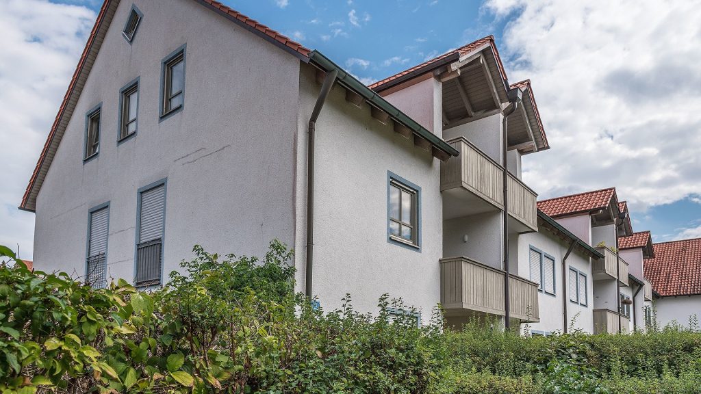 Immobilienangebot - Ergolding - Alle - Sofort beziehbare 2-Zimmer-Dach-ETW mit Balkon, Bad mit Fenster und TG-Stellplatz - Provisionsfrei*