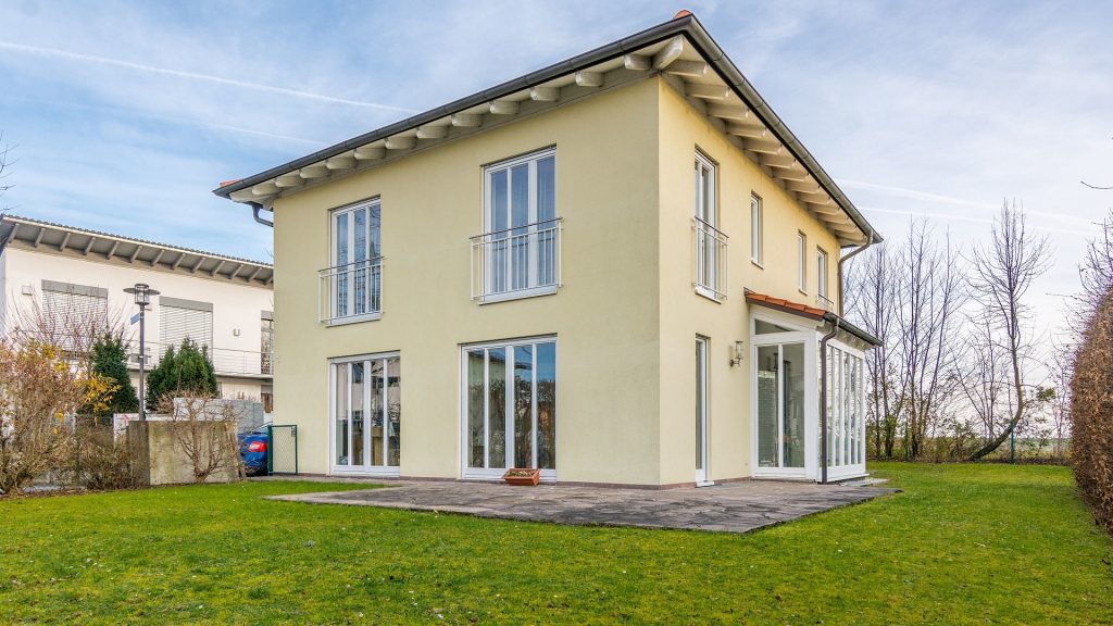 Immobilienangebot - Altdorf - Alle - Modernes Toskanahaus mit Garage in ruhiger Ortsrandlage in Altdorf