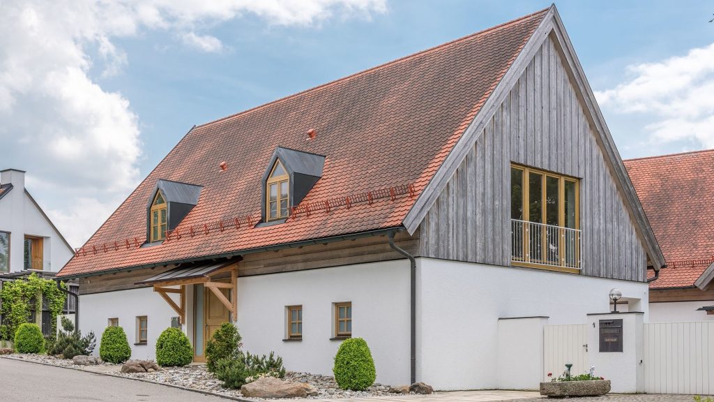 Immobilienangebot - Landshut - Alle - Ein ganzes Haus für Sie allein: In dieser neu ausgebauten Dachwohnung mit Einbauküche und 2 Bädern