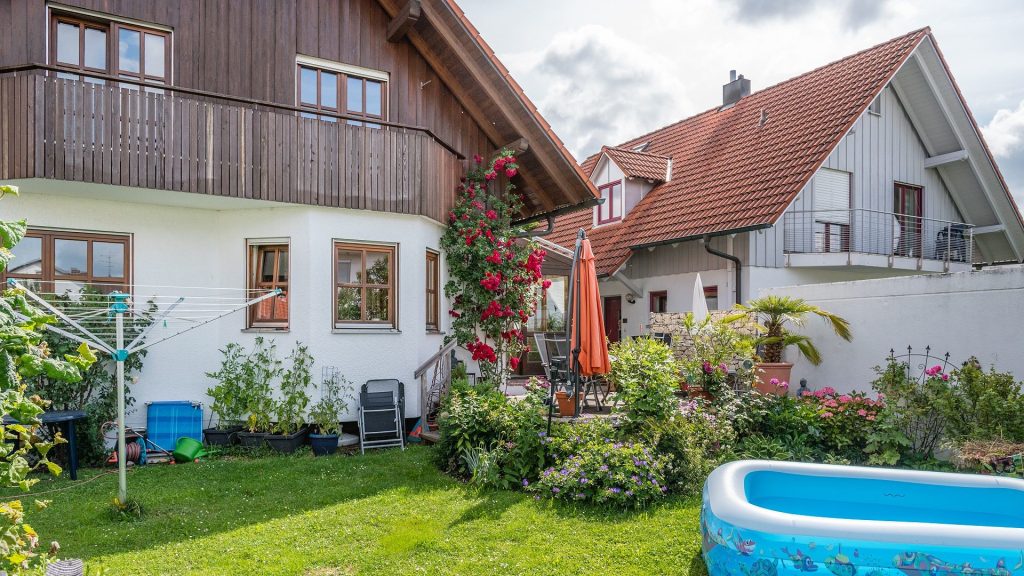 Immobilienangebot - Ergolding - Alle - Großes, gemütliches Einfamilienhaus mit Wintergarten, Freisitz, Garage und Stellplatz in Ergolding