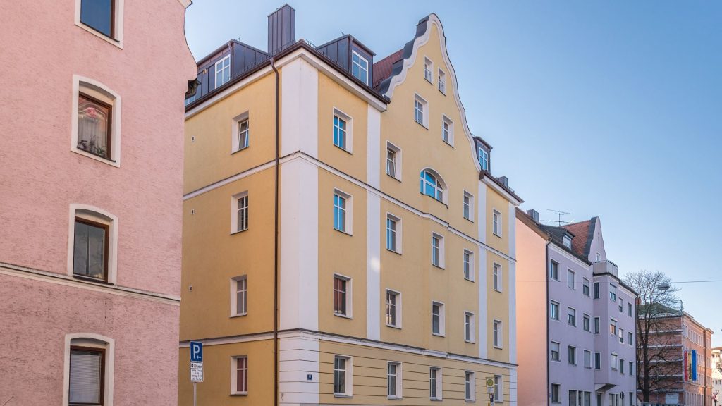 Immobilienangebot - Landshut - Alle - großzügige, sanierte Altbauwohnung mit Parkett, hohen Räumen und Balkon zwischen Bahnhof und City