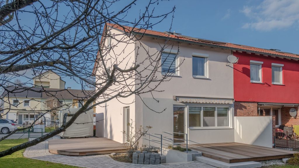 Immobilienangebot - Landshut - Alle - Für 3 Jahre befristet - Ruhig gelegenes, renoviertes Eckhaus mit Garage und EBK, LA-Wolfgangsiedlung
