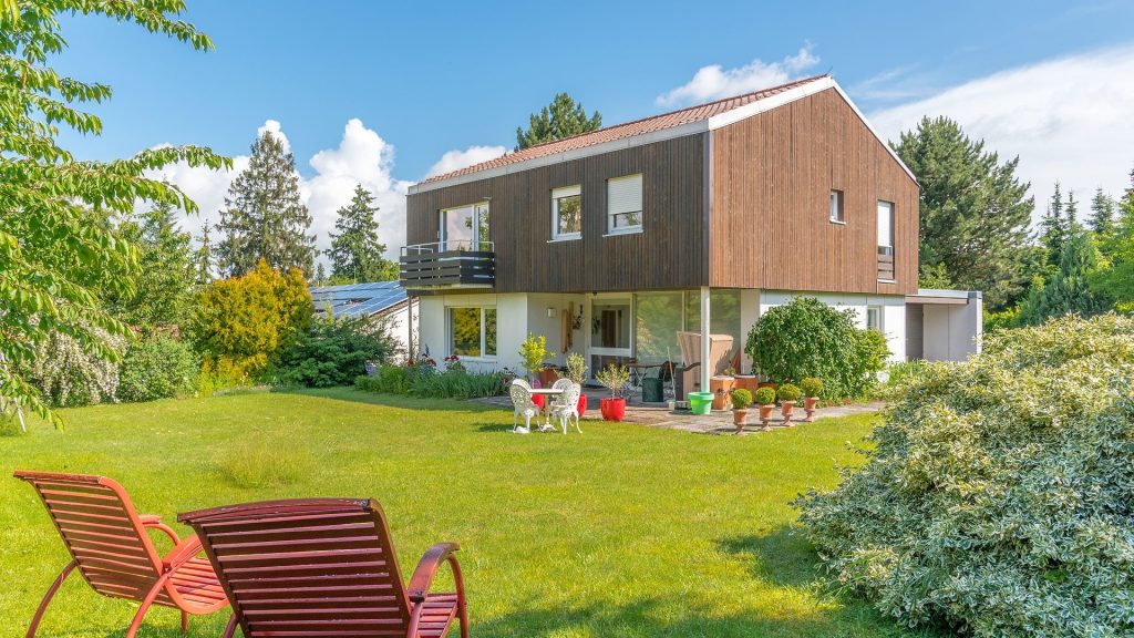 Immobilienangebot - Landshut - Alle - Ruhig gelegenes Einfamilienhaus mit Garage und großem, ebenen Garten am Landshuter Annaberg