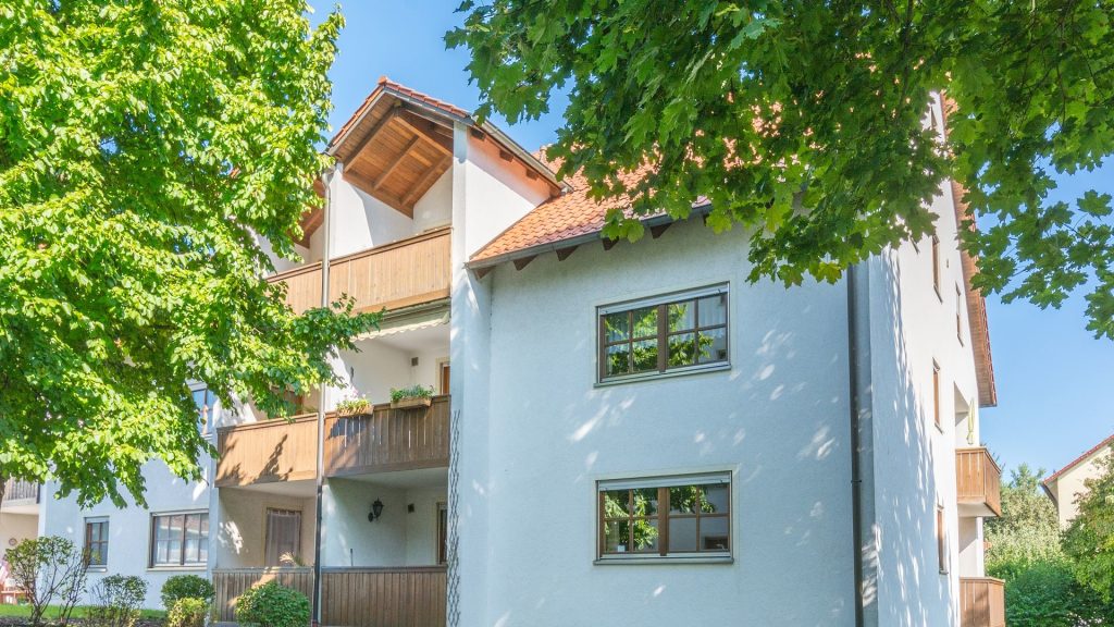 Immobilienangebot - Ergolding - Alle - PROVISIONSFREI* - Großzügige 3 1/2-Zim.-Dach-ETW mit TG-Stellplatz, Einbauküche und Schwedenofen