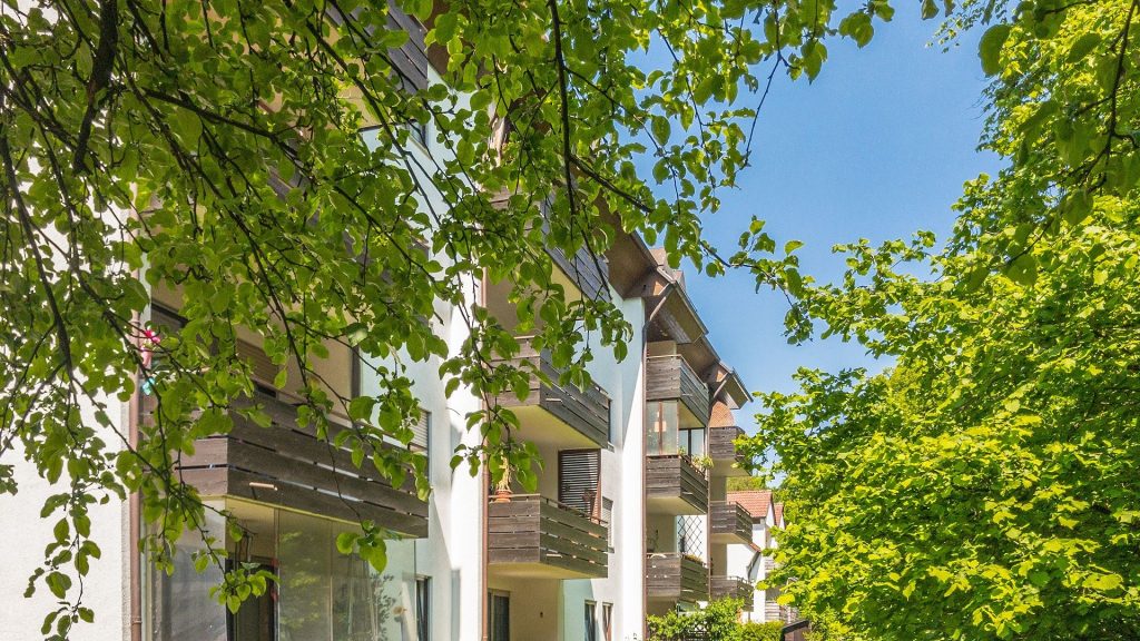 Immobilienangebot - Landshut - Alle - 2-Zimmer-Wohnung mit Einzelgarage, Einbauküche und Süd-Balkon mit Blick auf den Klostergarten