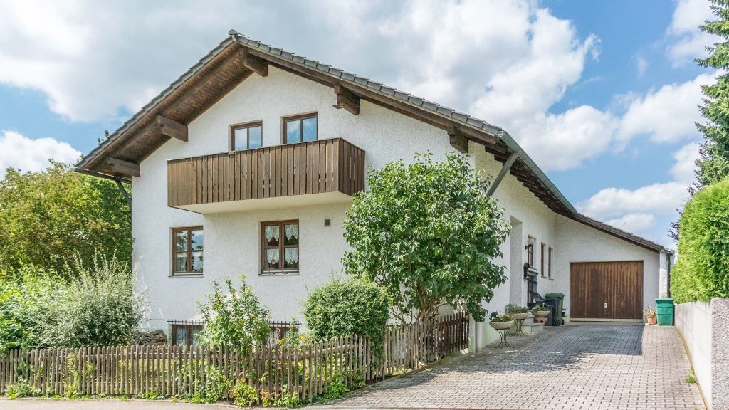 Immobilienangebot - Altdorf / Pfettrach - Alle - Riesiges Einfamilienhaus mit 9 Zimmern, Kachelofen und Garage in Altdorf-Pfettrach