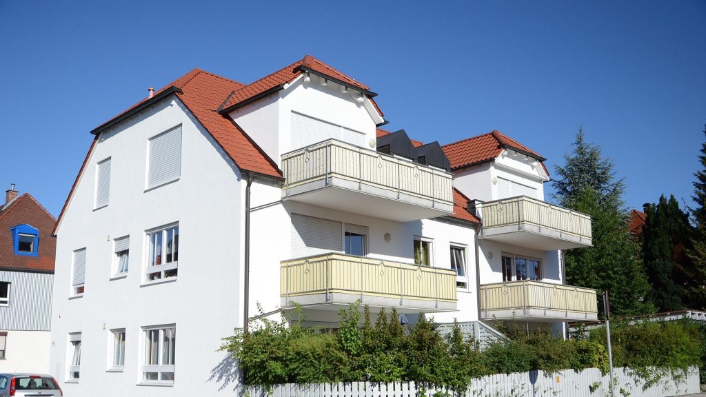 Immobilienangebot - Landshut - Alle - Ruhig gelegene 3-Zimmer-Wohnung mit Balkon, EBK, Carport und Bad m. Fenster, 5 min zum Bahnhof