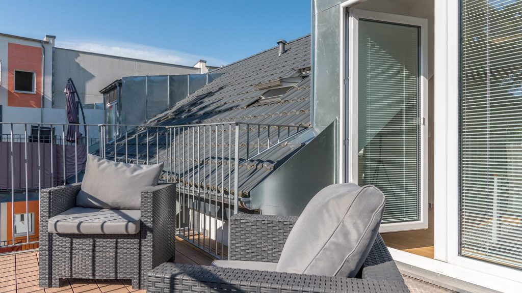 Immobilienangebot - Landshut - Alle - 3-Zimmer-Dachgeschosswohnung mit Balkon, Einbauküche u. Stellplatz in Landshut-Schönbrunn