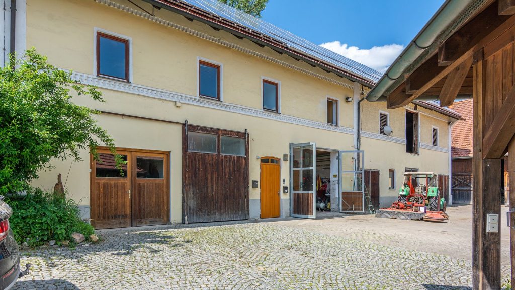 Immobilienangebot - Ergolding - Alle - Wohnen auf dem Bauernhof in Ergolding - 2 1/2-Zimmer-Wohnung mit Einbauküche und Stellplatz
