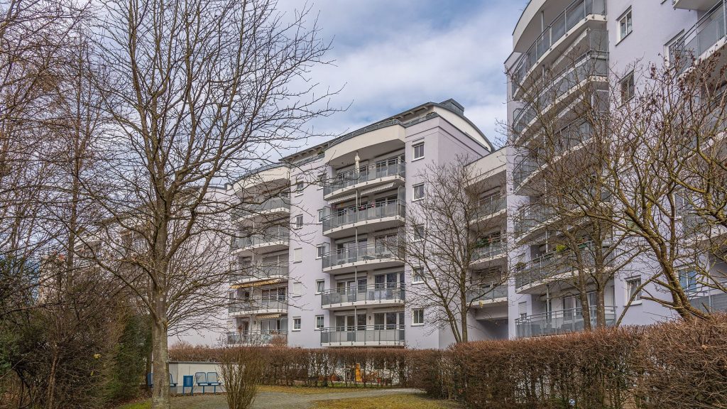 Immobilienangebot - Landshut - Alle - 2-Zimmer-Wohnung mit Einbauküche, Balkon, Lift und TG-Stellplatz, Landshut-West, Nähe Klinikum