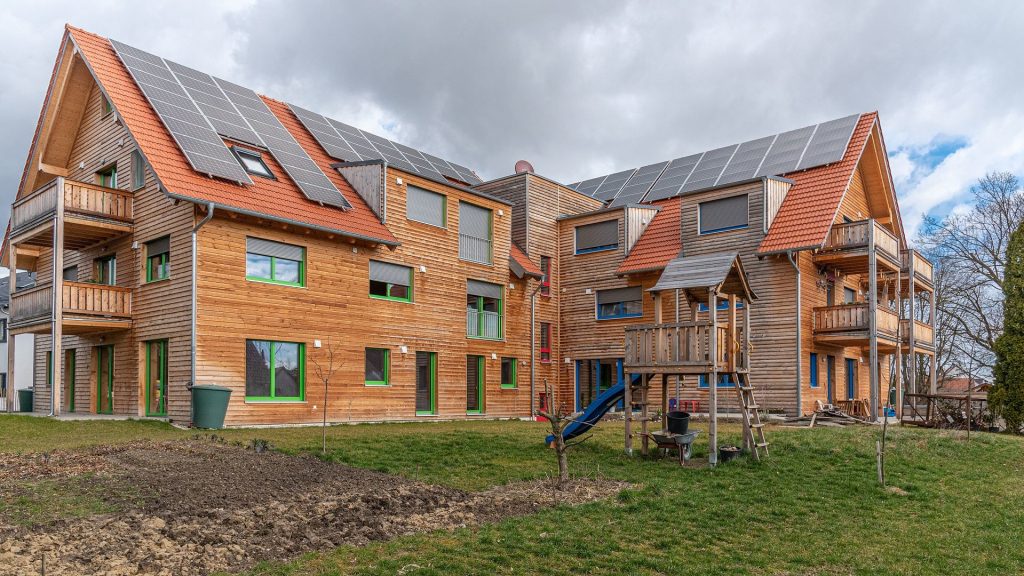 Immobilienangebot - Ergolding - Alle - 5-Zimmer-Wohnung in einem Holzhaus (Energieklasse A+) in Ergolding mit Platz für viele Kinder