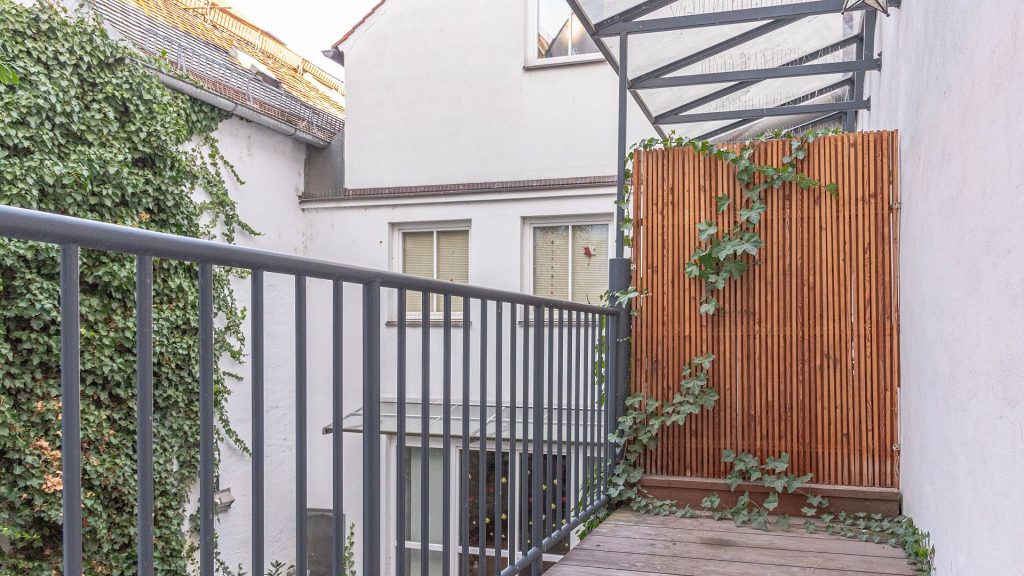 Immobilienangebot - Landshut - Alle - Renovierte 3-Zimmer-Altbauwohnung mit EBK und Altane in den Innenhof im Herzen von Landshut