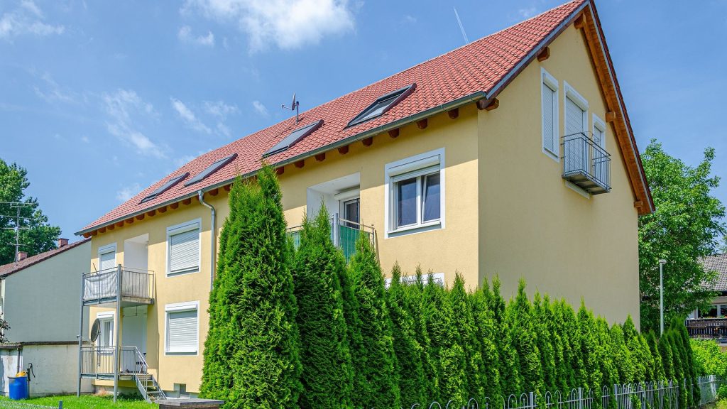 Immobilienangebot - Landshut / Auloh - Alle - Moderne 2-Zimmer-Dach-Wohnung mit EBK, Balkon und Außen-Stellplatz in Landshut-Auloh