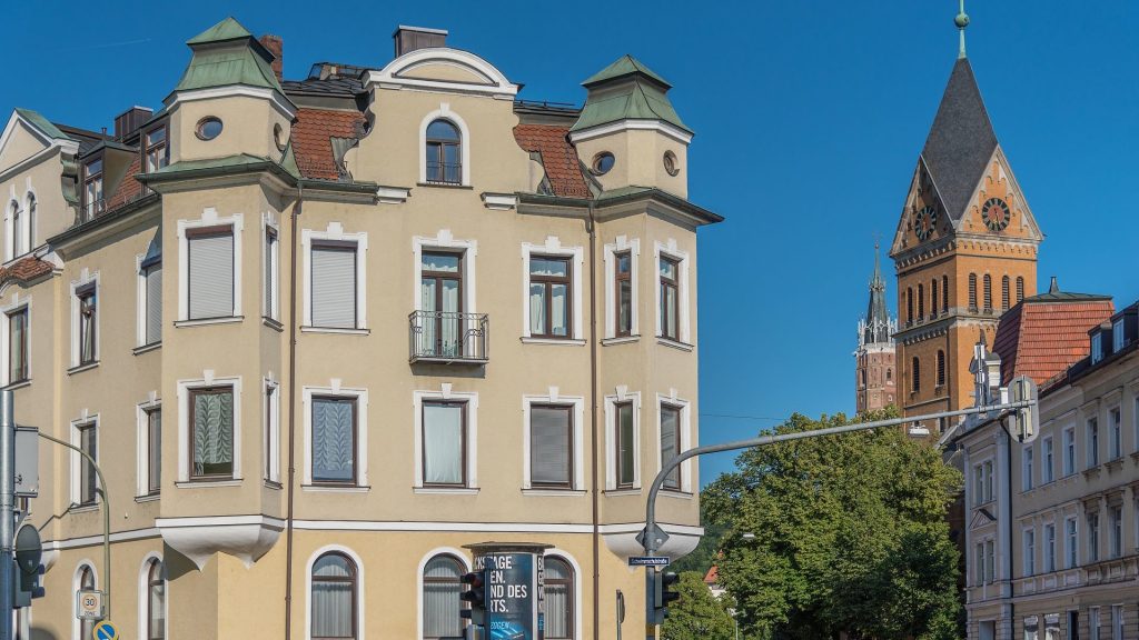 Immobilienangebot - Landshut - Alle - 3-Zimmer-Dach-Wohnung mit TG-Stellplatz, Einbauküche und Infrarotkabine, Landshut-City