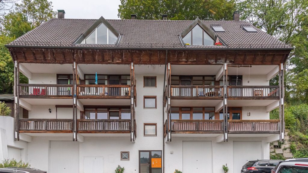 Immobilienangebot - Landshut - Alle - 2-Zimmer-Wohnung mit Riesenbalkon, EBK und großer Garage, Landshut-Höglberg