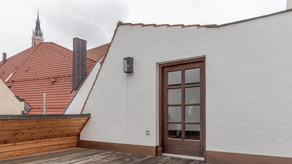 Immobilienangebot - Landshut - Alle - Mitten in LA - ganz ruhig - zwei Etagen - Garten - Dachterrasse - Einbauküche - Kachelofen - TG