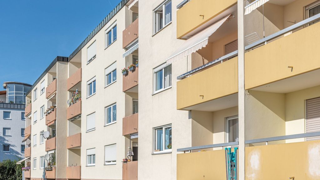 Immobilienangebot - Ergolding - Alle - 3-Zimmer-Wohnung mit Balkon, ablösbarer Einbauküche und Einzelgarage in Ergolding