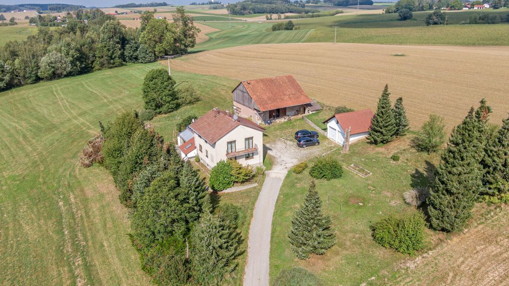 Immobilienangebot - Kumhausen / Herbersdorf - Alle - PROVISIONSFREI* - Alleinlage mit Scheune, 3 Garagen, 3 ha Wiesen und Feldern - Kumhausen