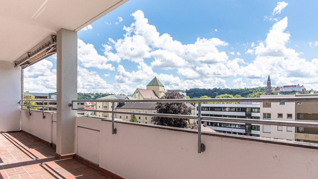 Immobilienangebot - Landshut - Alle - Große 4-Zimmer-Wohnung mit Einbauküche und TG-Stellplatz im Landshuter Nikolaviertel