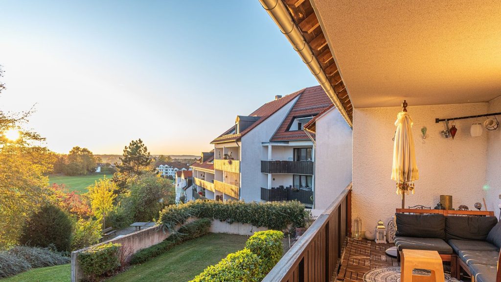 Immobilienangebot - Landshut - Alle - Ruhige 2-Zimmer-Wohnung m. 16 m²-Balkon, Einbauküche und PKW-Stellplatz - Landshut-Englberg