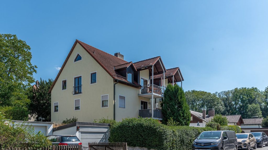 Immobilienangebot - Landshut - Alle - 3-Zi.-Dach-Whg. mit TG-Stellplatz in 6-FH - LA-Klötzlmüllerviertel, nahe Eisstadion