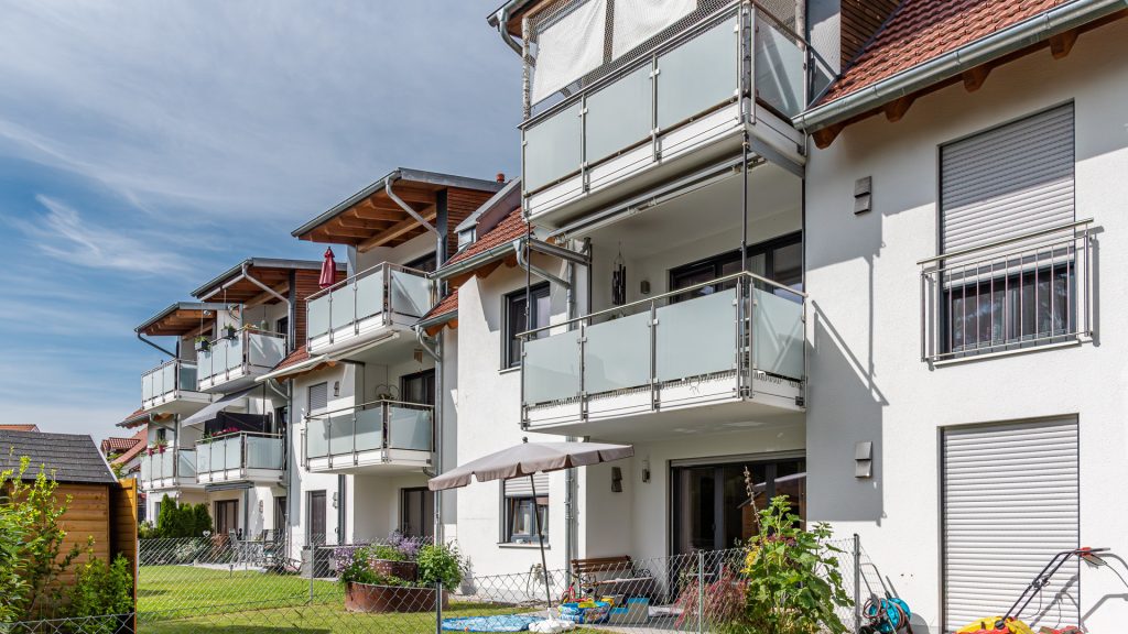 Immobilienangebot - Wörth - Alle - PROVISIONSFREI* - 4-Zimmer-ETW mit 9 m² Südwestbalkon, Einbauküche, 2 Carports, Keller und Hobbyraum