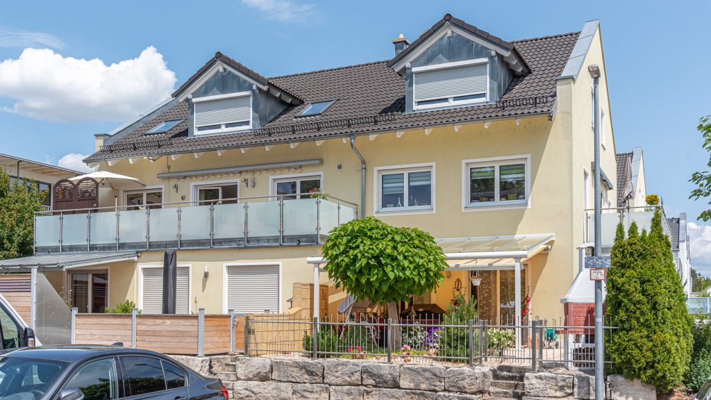 Immobilienangebot - Ergolding / Piflas - Alle - 3-Zimmer-Wohnung mit Dachterrasse, TG-Stellplatz, Außenstellplatz u. Einbauküche in Ergolding-Piflas