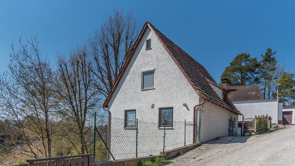 Immobilienangebot - Kumhausen - Alle - PROVISIONSFREI* - Älteres, freistehendes Einfamilienhaus mit Ausbaupotential in Kumhausen