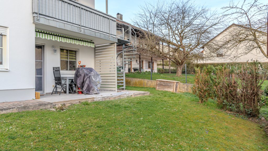 Immobilienangebot - Weihmichl - Alle - 2-Zimmer-Wohnung mit kleinem Garten, Garage und ablösbarer EBK in Zweifamilienhaus in Weihmichl