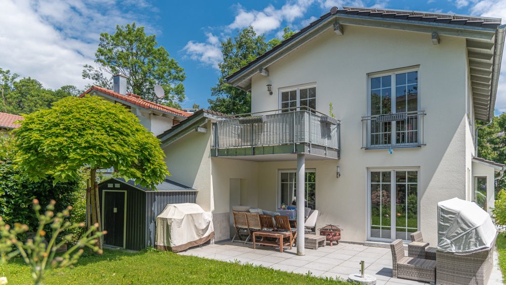 Immobilienangebot - Landshut - Alle - Freistehendes Einfamilienhaus mit Einbauküche und Garage für 2 PKW in Landshut-Achdorf