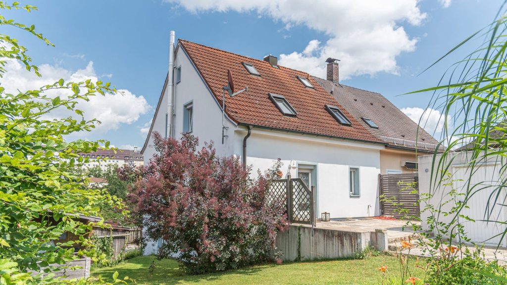 Immobilienangebot - Landshut - Alle - Kleine Doppelhaushälfte mit Mini-Einliegerwohnung, EBK, Garage und 2 Stellplätzen - Landshut-Achdorf