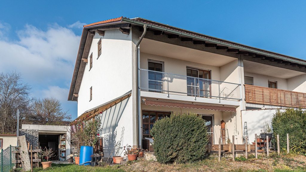 Immobilienangebot - Kumhausen-Obergangkofen - Alle - DHH mit Garage, Kachelofen, ausgebautem Studio und beheizbarem Hobbyraum in Obergangkofen
