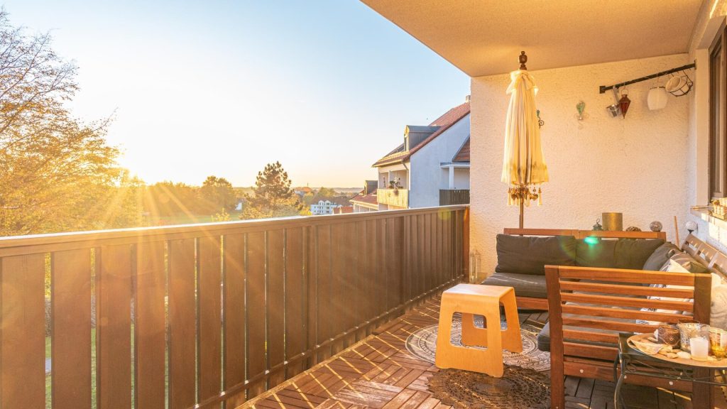 Immobilienangebot - Landshut - Alle - Ruhige 2-Zimmer-Wohnung mit 16 m²-Balkon, Einbauküche und PKW-Stellplatz - Landshut-Englberg