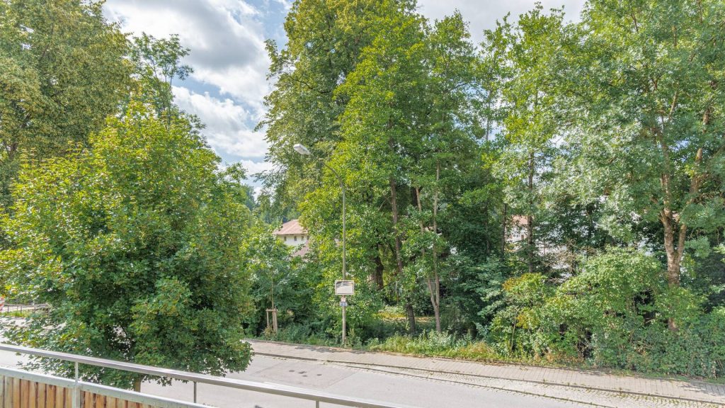 Immobilienangebot - Landshut / Schweinbach - Alle - PROVISIONSFREI* - Sofort beziehbare, moderne 3-Zimmer-ETW mit Balkon, EBK, Carport, Landshut-Ost