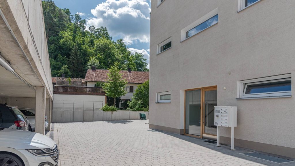Immobilienangebot - Landshut / Schweinbach - Alle - PROVISIONSFREI* - Sofort beziehbare, moderne 3-Zimmer-ETW mit Balkon, EBK, Carport, Landshut-Ost