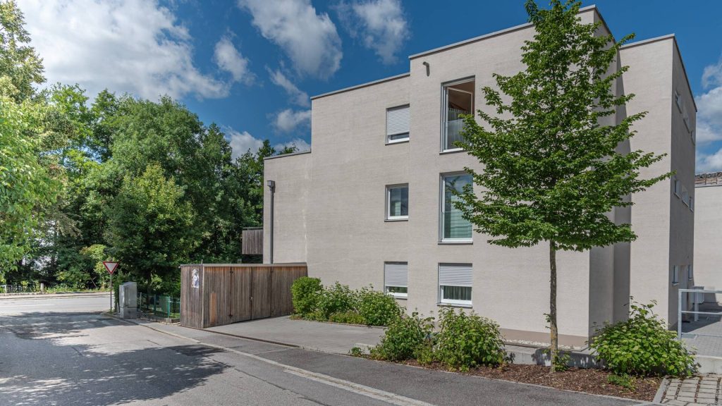 Immobilienangebot - Landshut / Schweinbach - Alle - PROVISIONSFREI* - Sofort beziehbare, moderne 3-Zimmer-ETW mit Balkon, EBK, Carport, Landshut-Ost