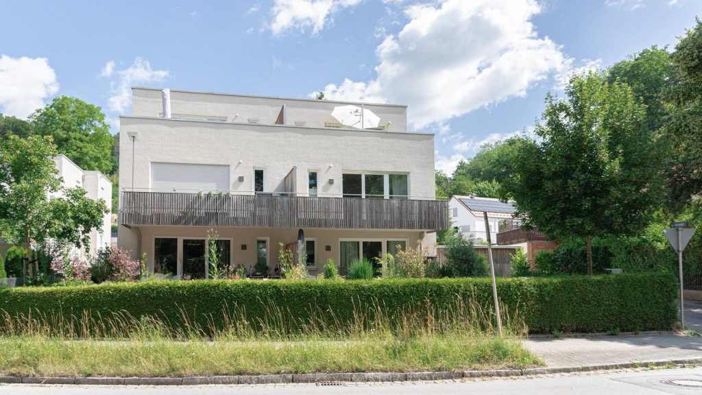 Immobilienangebot - Landshut / Schweinbach - Alle - PROVISIONSFREI* - Sofort beziehbare, moderne 3-Zimmer-ETW mit Balkon, EBK, Carport, Landshut-Ost
