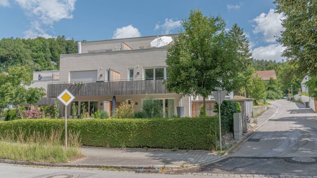 Immobilienangebot - Landshut / Schweinbach - Alle - PROVISIONSFREI* - Sofort beziehbare, moderne 3-Zimmer-ETW mit Balkon, EBK, Carport, Landshut-Ost