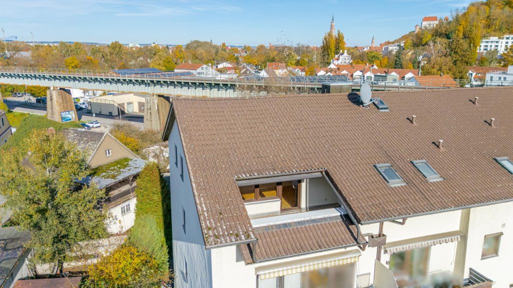 Immobilienangebot - Landshut / Achdorf - Alle - PROVISIONSFREI* - Innenstadtnahe 3 1/2-Zimmer-Dach-ETW, Loggia, EBK und Garage, Landshut-Achdorf