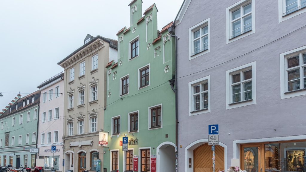 Immobilienangebot - Landshut - Alle - 2 1/2-Zimmer-Dach-Wohnung mit zwei darüberliegenden Hobbyräumen und Balkon, mitten in der Stadt