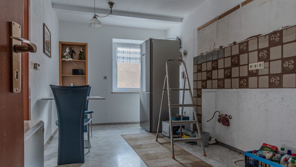 Immobilienangebot - Weihmichl / Unterneuhausen - Alle - PROVISIONSFREI* – Ehemaliges Schulhaus von 1895 in Weihmichl-Unterneuhausen mit Doppelgarage