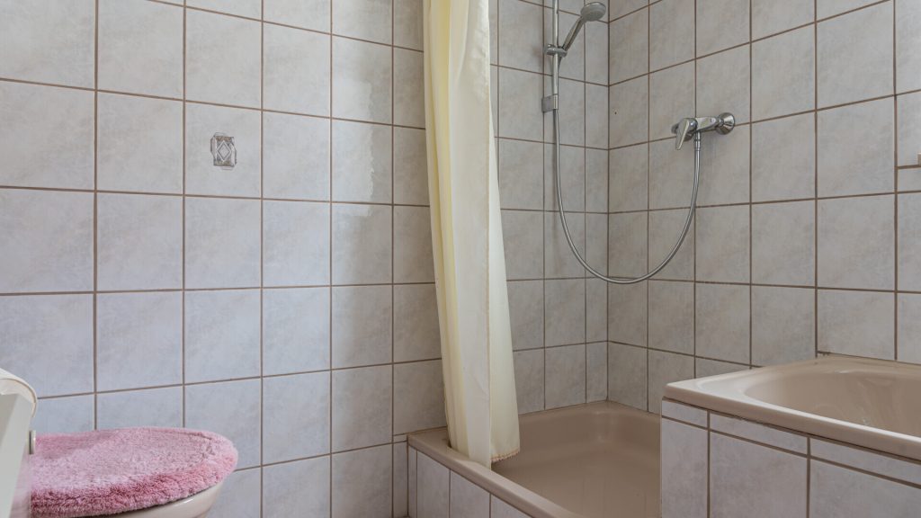 Immobilienangebot - Weihmichl / Unterneuhausen - Alle - PROVISIONSFREI* – Ehemaliges Schulhaus von 1895 in Weihmichl-Unterneuhausen mit Doppelgarage