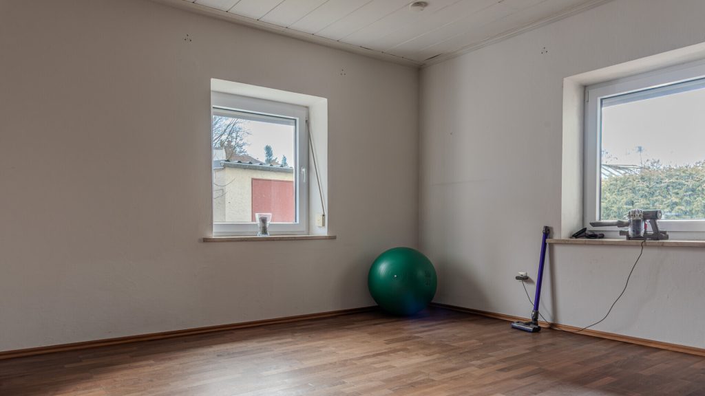 Immobilienangebot - Weihmichl / Unterneuhausen - Alle - PROVISIONSFREI* – Ehemaliges Schulhaus von 1895 in Weihmichl-Unterneuhausen mit Doppelgarage